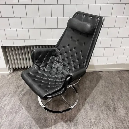 Fåtölj, Jetson, formgiven av Bruno Mathsson för Dux, svart skinnklädsel, med nackkudde, etikettmärkt, sitthöjd ca 42 cm, totalhöjd 98 cm, samtida, mycket gott skick, OBS. SKICKAS EJ! Specialfrakt, kontakta pantbankskontoret för mer information.