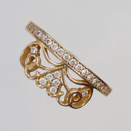 Ring med vita stenar, stl 16¾, bredd 1,5mm - 7mm, 21K Vikt: 2,3 g