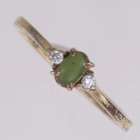 Ring med grön och vita stenar, stl 17, bredd 1,2-5mm, något bortskavd förgyllning, silver 925/1000 Vikt: 1,3 g