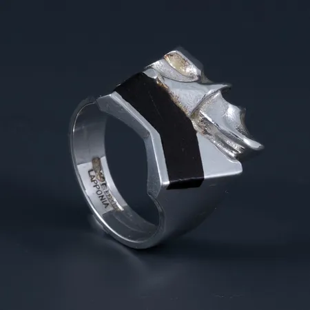 Lapponia: ring "Namib" i silver med inlägg av ebenholtz. Den är 4,8 - 16,5 mm bred, är i storlek 17¼ och väger 10,3g. Design Zoltan Popovits. Stämplad LAPPONIA, finska kontrollstämplar, 925 & H8 (1985).