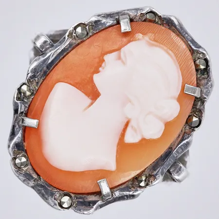 Ring med camé ca 18x15mm, & markasiter, stl: 16½, silver Vikt: 3,4 g