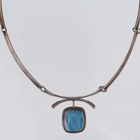 Collier med blå sten, längd 44cm, bredd 2,5-28mm, Janson Guldvaru Ab Victor, år 1968, silver  Vikt: 22,2 g