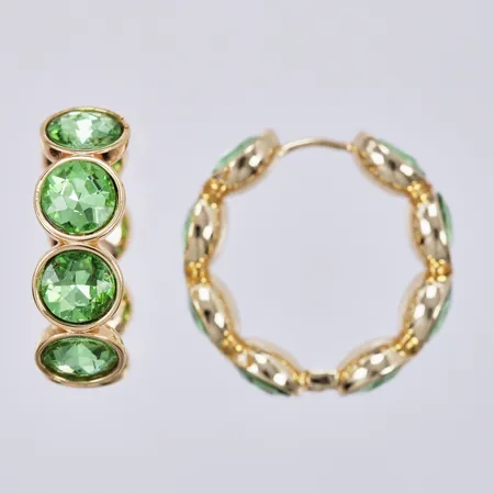 Ett par örhängen med gröna stenar, Pilgrim, Ø ca 2,3cm, bredd: ca 7mm, förgylld metall 