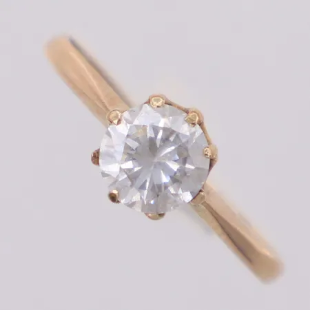 Ring med vit sten, stl 16½, bredd 1,4-6,8mm, ostämplad, 14K Vikt: 1,7 g