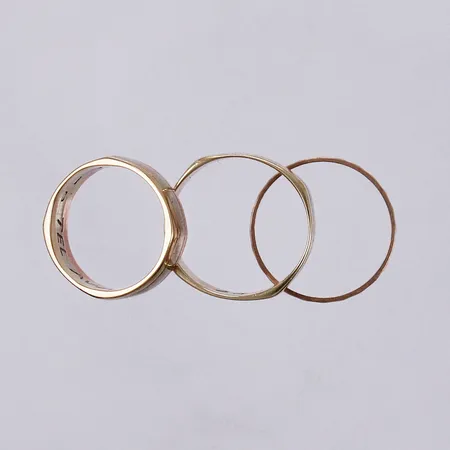 Fyra ringar, graverade, 14K  Vikt: 10,1 g