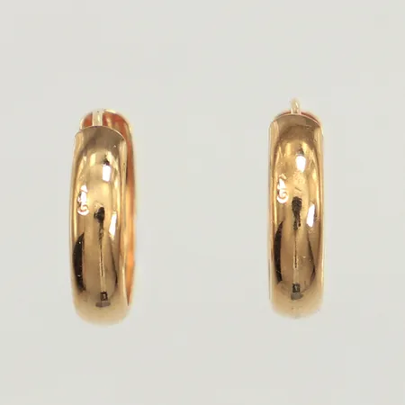 Ett par örhängen, Ø 13,6mm, bredd 3,3mm, något vinda, 18K Vikt: 0,8 g