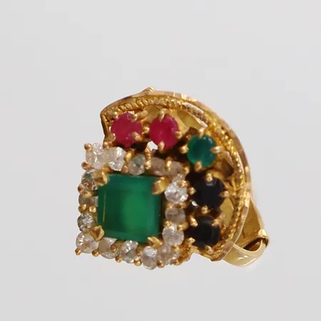 Ring med färgade stenar, stl: 15½, bredd 3,5-16mm, justerbar storlek, ostämplat 18K.  Vikt: 4,4 g