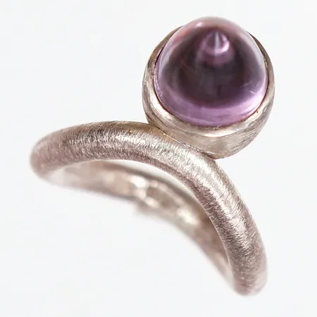 Ring av Kinna Sturesson med spetsformad ametist, stl 15½, bredd: 3-12mm, silver 925/1000 Vikt: 6,6 g