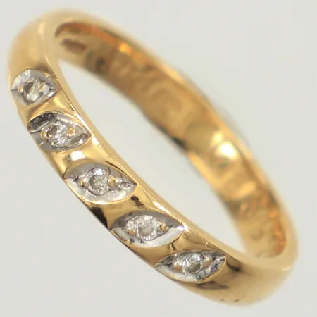 Ring med diamanter ca 5x 0,01ct, stl 17½, bredd 3,1mm, gravyr, 18K Vikt: 3,7 g
