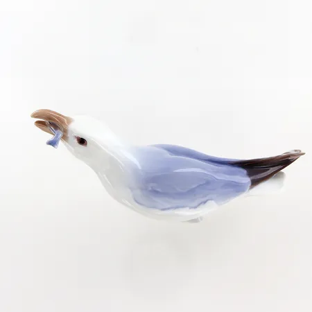 Figurin Bing och gröndahl, Mås fångar fisk, nr 1808, signerad T.B, längd ca 14,5cm, höjd ca 4,5cm Vikt: 0 g Skickas med paket.
