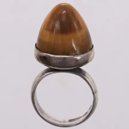 Ring med sockertoppslipad tigeröga, stl 13¾, bredd 3,8-14,8mm, skenans höjd 17mm, Ge-Kå Smycken G Kaplan, år 1962, sten något lös, silver 830/1000 Vikt: 6,5 g