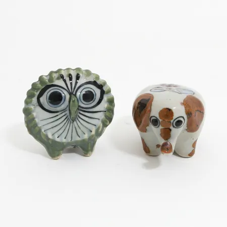 Två figuriner i keramik, Uggla samt Elefant av Ken Edwards, Mexiko, högsta 75mm.