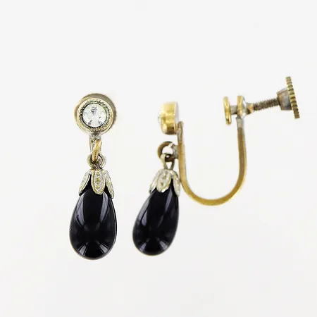 Ett par örhängen, vit sten, svart droppformad sten, 20x5mm, skruvfäste, metall.