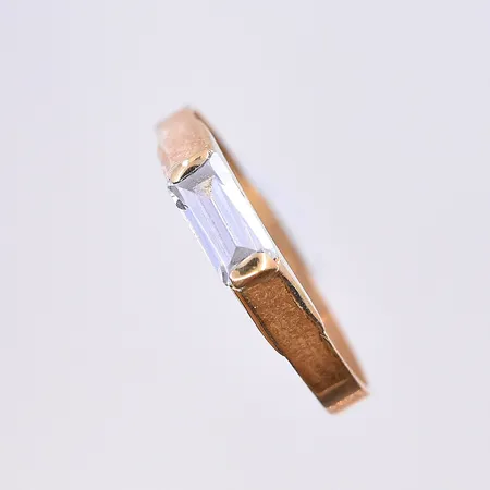 Ring med vit sten, stl 16, bredd 2-3 mm, 18K. Vikt: 1,2 g