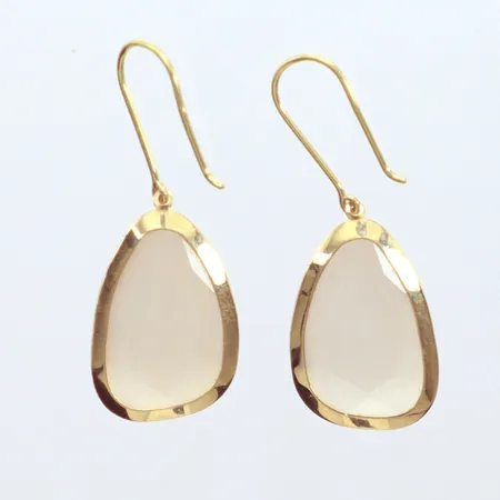 Ett par örhängen, vita stenar, längd 3cm, 18k, brutto Vikt: 2,7 g