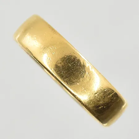 Ring, stl 19¾, bredd 6 mm, Schalins, gravyr, 18K. Vikt: 9,3 g