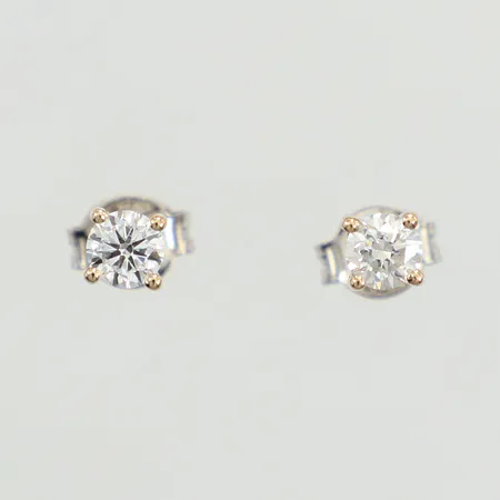 Ett par örhängen med diamanter ca 2x 0,23ct, Ø5,3mm, en diamant indikerar på syntet, 18K Vikt: 1,2 g