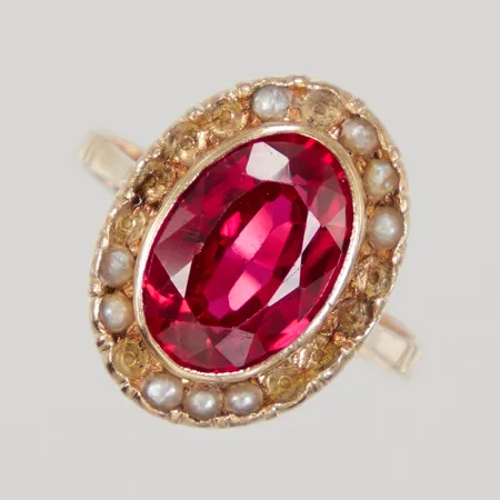Ring med röd sten och pärlor, stl 17¾, bredd 3-17,9mm, pärlor saknas, repor, 18K,  Vikt: 4,8 g