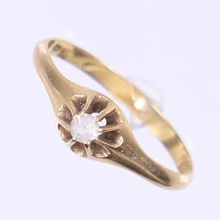 Ring med vit sten, stl 18, bredd 2-6mm, 18K  Vikt: 1,4 g