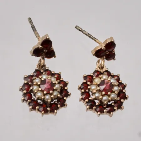 1par örhängen i förgyllt silver, mått 13,2x22,6mm, granater och pärlor, 830/1000, snurrebussar saknas, vikt 3,98g.