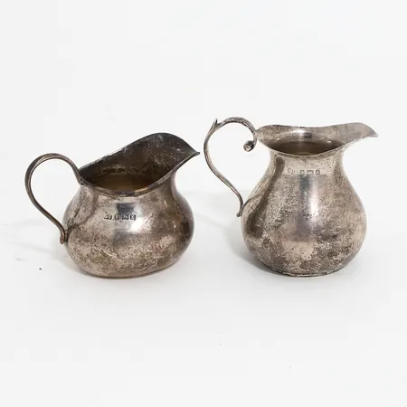 Två gräddkannor, högsta: 65mm, Engelska kontrollstämplar, bucklor, silver 925/1000 Vikt: 134 g