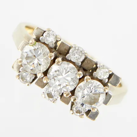 Ring vitguld, diamanter 1,18ctv enligt inskription, mittstenar ca 0,35ct/st, stl 15¾, bredd: 3-9mm, 18K  Vikt: 5,6 g