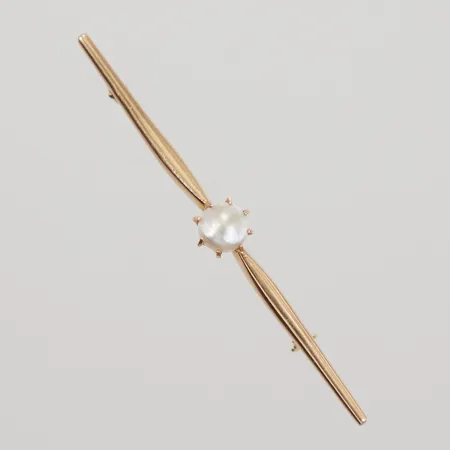 Brosch med odlad pärla, längd 54mm, bredd 1,5 - 7mm, 18K  Vikt: 1,5 g