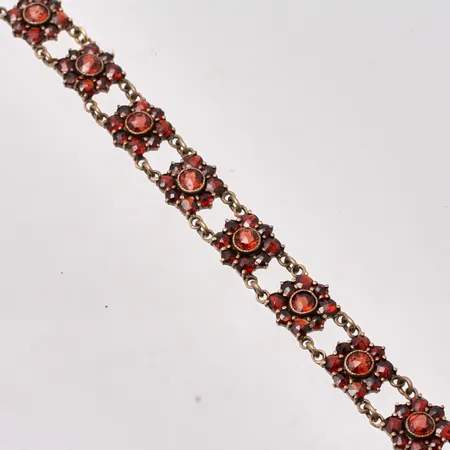 Armband i gulfärgad metall med granater, 16,5cm, bredd 10,9mm, springring.