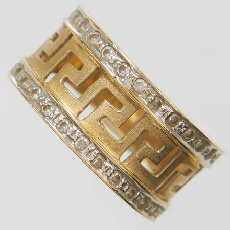 Ring, meanderdekor, vita stenar, stl 17¾, bredd 4,2-10mm, polska stämplar, slitage, 14K Vikt: 5,4 g