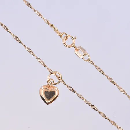 Kedja Singapore med hänge hjärta, längd på kedja 42 cm och bredd 1 mm, längd på hänget 12 mm och bredd 7 mm, 18K. Vikt: 1,4 g