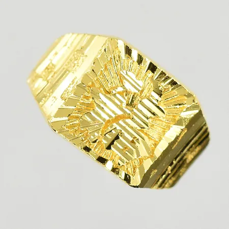 Klackring med kinesiska tecken, stl 15½, bredd 2-10 mm, 24K. Vikt: 6,5 g