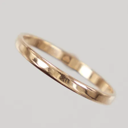 Ring, stl 17¾, bredd 2mm, gravyr, 18K,  Vikt: 1,5 g