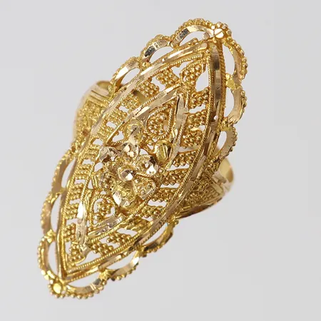 Ring med genombruten dekor, stl: 17, bredd 2,5-38mm, 14K.  Vikt: 3,5 g