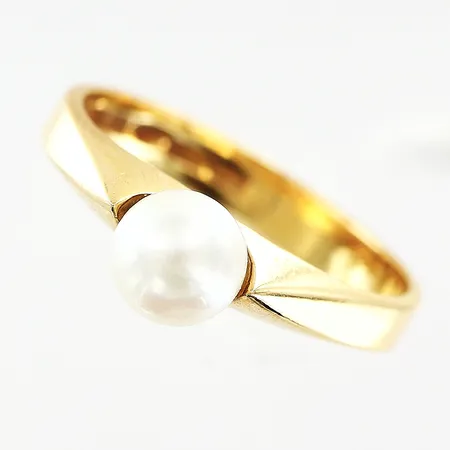 Ring, odlad saltvattenspärla Ø6mm, stl 17½, bredd 3,5mm, 18K Vikt: 3,6 g