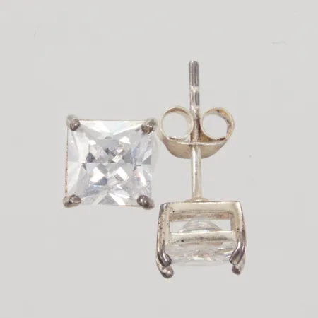 Ett par örhängen med vit sten, mått ca 6,7x6,7mm, stift, silver,  Vikt: 1,6 g