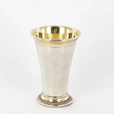 Bägare höjd: 8cm, Ø5,5cm, gravyr, väskspänne 18,5cm, bredd: 8-14mm, silver 830/1000 Vikt: 68,1 g