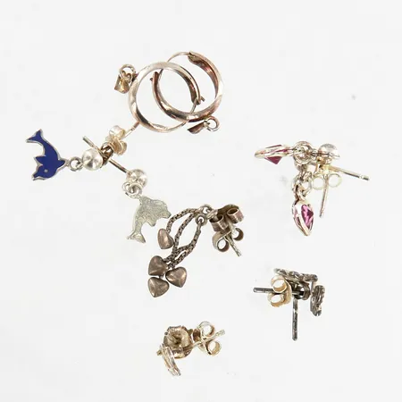 Fem par örhängen 4-8mm, plastpärlor, silver 925/1000 Vikt: 4,7 g