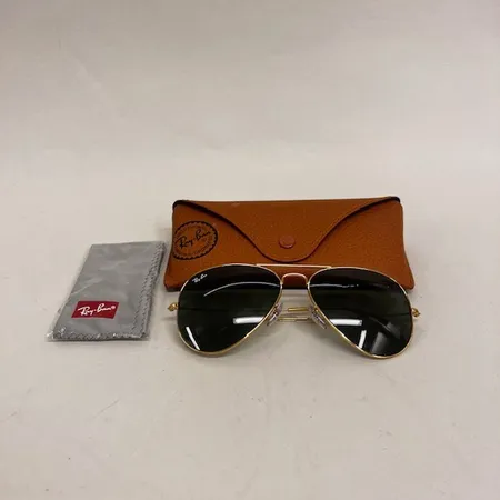Ett par Solglasögon Ray-Ban, Aviator Classic, modellnummer: RB3025, L0205 58-14, guldfärgade bågar, grönt glas, missfärgningar vid skalmstöd, putsduk, originalfodral