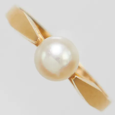 Ring, odlad pärla, stl 18, bredd 2,2-6mm, 18K Vikt: 2,8 g