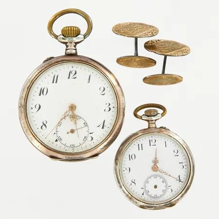 Ett par manschettknappar, monogramgrayr, 15x20mm, 2 fickur Ø35mm, 45mm, en visare saknas, innerboetter i metall, silver 800/1000