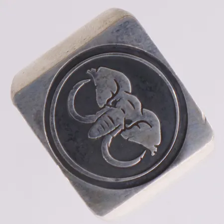 Klackring med elefant, stl 17, bredd 8,4-16,2mm, Mona Fällberg med fa MF Stockholm, silver 925/1000 Vikt: 11,5 g