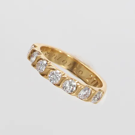 Ring med briljantslipade diamanter 10 x ca 0,075ct, totalt enligt gravyr 0,77ctv, stl: 16¼, bredd 3,5mm, gravyr, 18K.  Vikt: 4,6 g