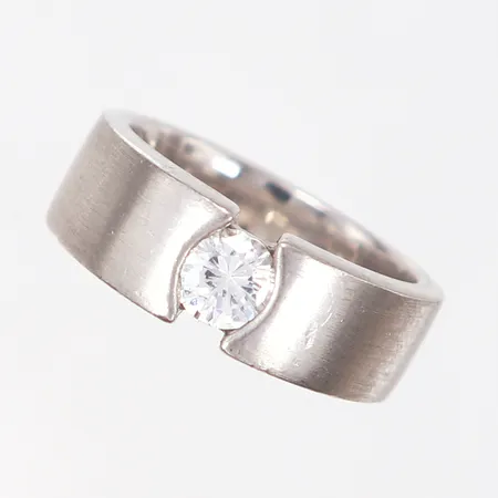 Ring med fasetterad vit sten, stl 16½, bredd: 7mm, silver 925/1000 Vikt: 9,1 g