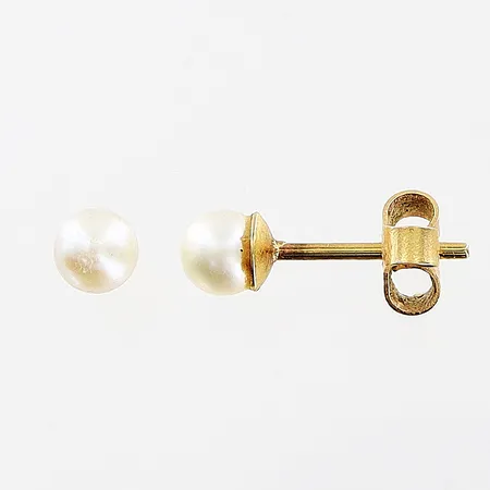 Ett par örhängen, odlade pärlor Ø4mm, 18K.  Vikt: 0,9 g