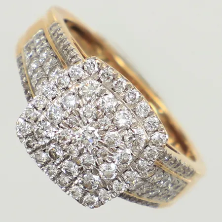 Ring med diamanter 0,96ct, enligt gravyr, stl 16½, bredd 11,5mm, GHA, 18K Vikt: 6,4 g