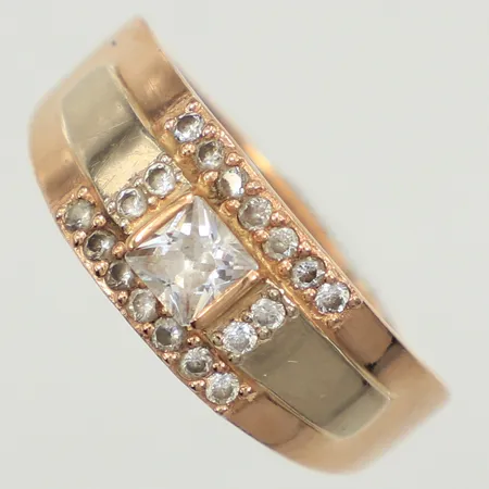 Ring med vita stenar, stl 19½, bredd 8mm, 14K Vikt: 3 g