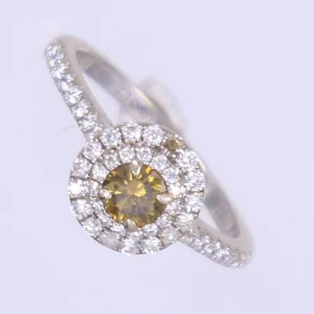 Ring med brun diamant 1x0,33ct Fancy Dark Yellow-Brown/SI1, GIA rapport-nr graverat i skenan 13363998, samt vita diamanter 0,45ctv enl. gravyr, stl 16¾, bredd 2-9mm, saknar en diamant, 18K Vikt: 3,5 g