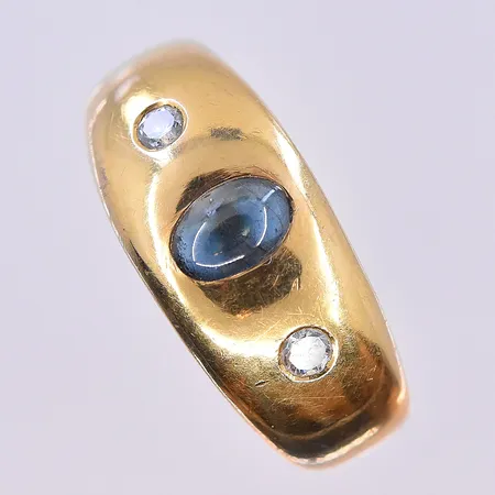 Ring med diamant 2x ca 0,05ct och troligen safir, stl 20, bredd 5-10 mm, 18K. Vikt: 9,3 g