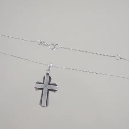 Halskedja pansar med kors 3 cm, längd 38-42 cm, små ojämn halsb, silver Vikt: 4,3 g