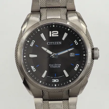 Armbandsur Citizen Eco-Drive, titan, referensnr: E111-S075360, serienr: 241020479, datum, titanlänk, viklås, repig länk och boett, batteribyte krävs, innermått inklusive ur ca 21cm, inga tillbehör.